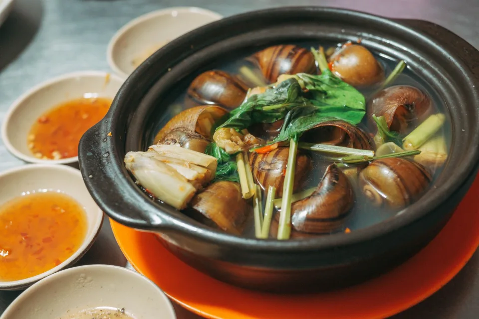 Bàn ăn tại Trầm Cafe
